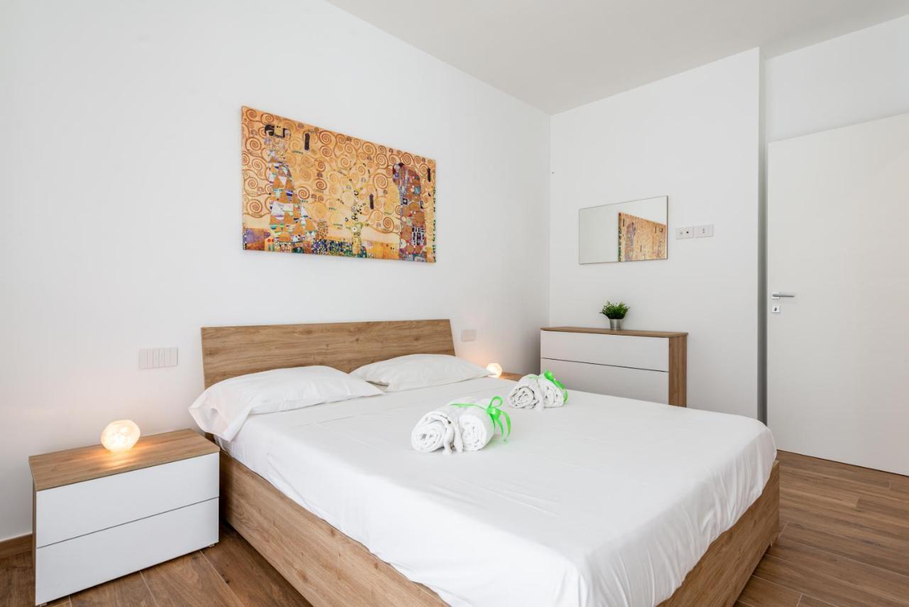 Central Station Apt With Parking Bari Bagian luar foto